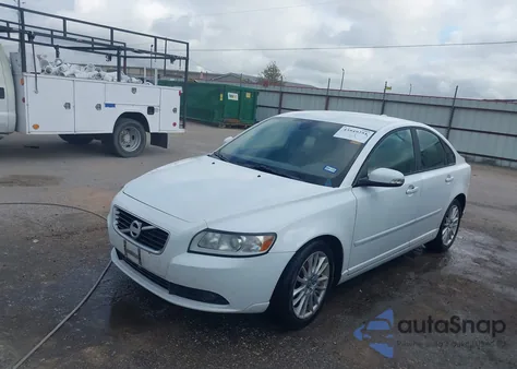 2011 Volvo S40 T5/T5 R-Design z USA, uszkodzony, nr VIN YV1672MSXB2547176